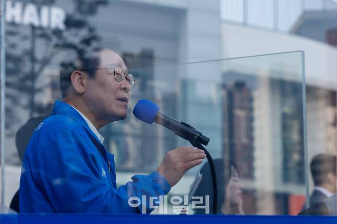 이재명 더불어민주당 대통령 후보가 캐스팅보트인 충청권 공략에 나선 25일 오후 충남 아산시 탕정역 한들물빛공원을 찾아 지지를 호소하고 있다.(사진=뉴스1)