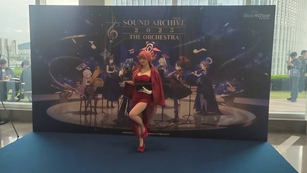 - 아루도 오케스트라를 듣기 위해 드레스를 입고 왔다.