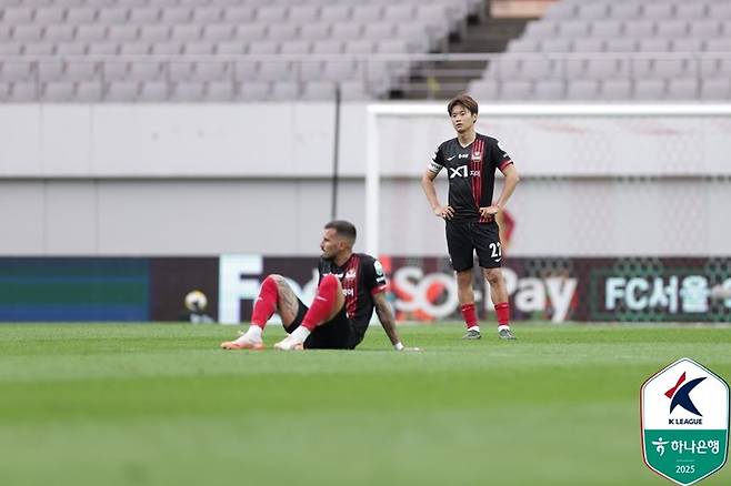 24일 수원FC와 홈 경기에서 1-1로 비긴 뒤 허탈한 듯 쉽게 그라운드를 떠나지 못하는 FC서울 김진수와 둑스