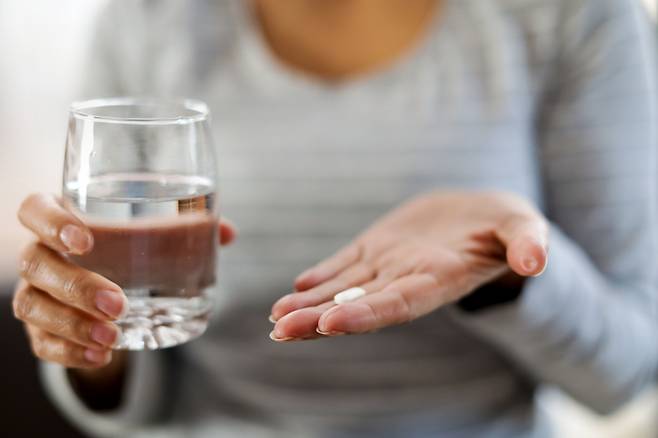 비타민 D 영양제 하루 적정량은 개인 차이가 있다. 의사-약사와 상담하는 게 안전하다.   [사진= 게티이미지뱅크]