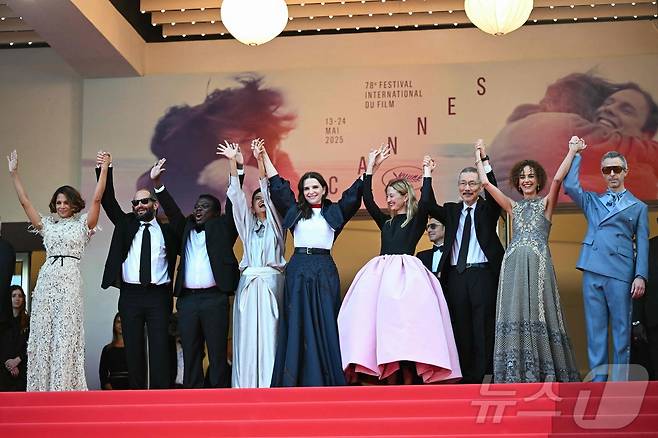 제78회 칸 국제영화제 심사위원단 홍상수(왼쪽에서 세 번째) ⓒ AFP=뉴스1