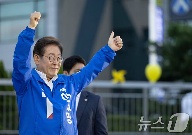 이재명 더불어민주당 대통령 후보가 24일 오후 경기도 안산시 단원구 안산문화광장에서 열린 유세를 마친 후 시민들에게 인사하고 있다. 2025.5.24/뉴스1 ⓒ News1 이재명 기자