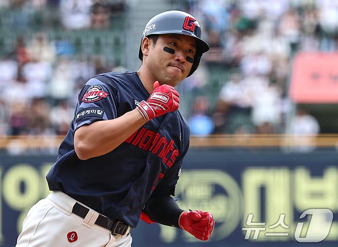 27일 서울 송파구 잠실야구장에서 열린 프로야구 '2025 신한 SOL 뱅크 KBO리그' 롯데 자이언츠와 두산 베어스의 경기, 5회초 1사 주자없는 상황에서 롯데 전준우가 솔로홈런을 치고 기뻐하고 있다. 2025.4.27/뉴스1 ⓒ News1 김도우 기자