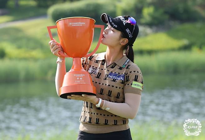 25일 경기 여주 페럼클럽에서 열린 '제13회 E1채리티 오픈'에서 박현경이 우승을 확정짓고 우승컵에 입을 맞추고 있다. (KLPGA 제공. 재판매 및 DB 금지) 2025.5.25/뉴스1