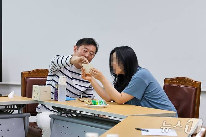 25일 부산 연제경찰서에서 45년만에 다시 만나게 된 두 남매가 옛 이야기를 나누고 있다.(부산 연제경찰서 제공. 재판매 및 DB금지)