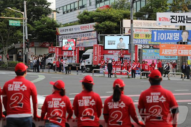 김용태 국민의힘 비상대책위원장이 25일 제주시 노형동 제주우편집중국앞 교차로에서 김문수 대통령 후보 지지를 호소하고 있다. 2025.5.25/뉴스1 ⓒ News1 홍수영 기자