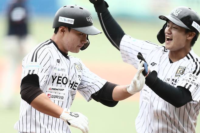 연천 미라클 선수들이 득점 후 기뻐하고 있다. 사진 | KBO