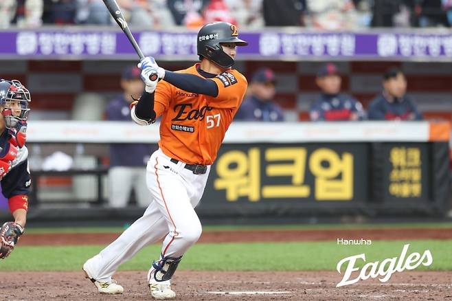 한화 이민재가 24일 대전 한화생명 볼파크에서 열린 2025 KBO리그 롯데전에서 10회말 대타로 나서 타격하고 있다. 2루수 정면으로 향했고, 병살타가 되고 말았다. 사진 | 한화 이글스