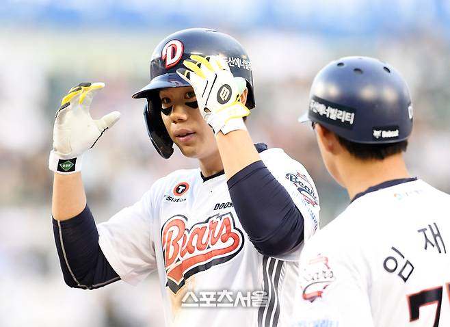 두산 오명진이 안타를 친 뒤 세리머니를 펼치고 있다. 잠실 | 박진업 기자 upandup@sportsseoul.com