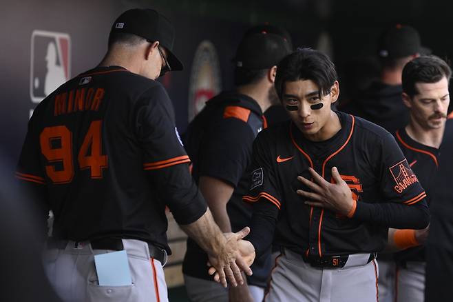 이정후가 25일(한국시간) 미국 워싱턴 DC 내셔널스 파크에서 열린 2025 메이저리그(ML) 워싱턴전 4회초 안타를 친 후 더그아웃에 들어와 타격코치 데이먼 마이너와 악수하고 있다. 사진 | AP 연합뉴스