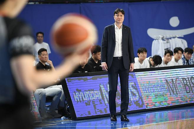 KT 송영진 감독이 옵션 계약 1년을 남겨두고 감독직에서 물러났다. 사진 | KBL