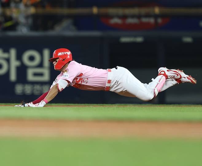 KIA 김도영이 2일 광주-기아 챔피언스 필드에서 열린 2025 KBO리그 한화전에서 2루타를 때린 후 2루에 헤드 퍼스트 슬라이딩으로 들어가고 있다. 사진 | KIA 타이거즈