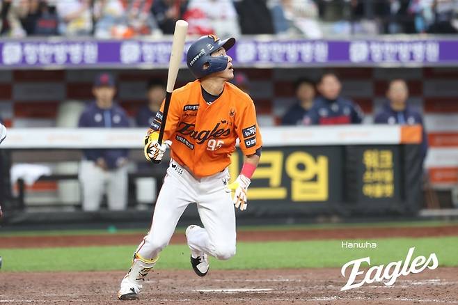 한화 황영묵이 24일 대전 한화생명 볼파크에서 열린 2025 KBO리그 롯데전에서 타격하고 있다. 사진 | 한화 이글스