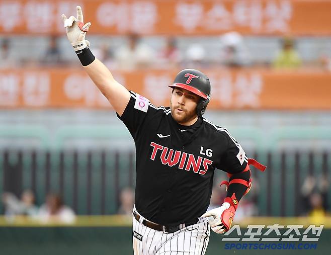 24일 인천 SSG랜더스필드에서 열린 LG-SSG전. 5회초 무사 1루 오스틴이 투런 홈런을 친 후 환호하고 있다. 인천=정재근 기자 cjg@sportschosun.com/2025.5.24/