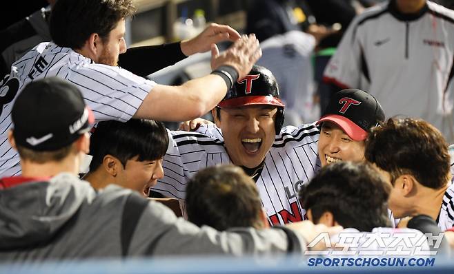 15일 잠실구장에서 열린 LG 트윈스와 키움 히어로즈의 경기. 8회말 1사 LG 박동원이 솔로포를 날린 뒤 환호하고 있다. 잠실=박재만 기자 pjm@sportschosun.com/2025.05.15/