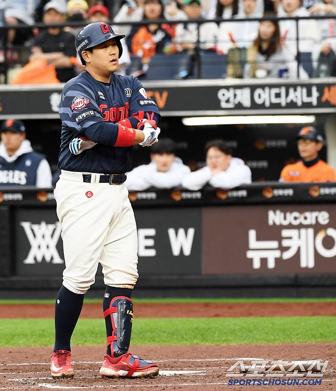 24일 대전 한화생명볼파크에서 열린 한화 이글스와 롯데 자이언츠의 경기. 롯데 유강남이 몸에 맞는 볼로 출루하고 있다. 대전=박재만 기자 pjm@sportschosun.com/2025.05.24/