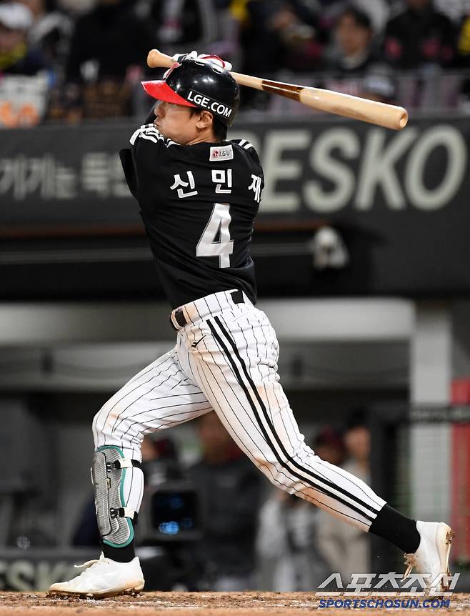 25일 광주 기아챔피언스필드에서 열린 KIA 타이거즈와 LG 트윈스의 경기. LG 신민재가 타격을 하고 있다. 광주=박재만 기자 pjm@sportschosun.com/2025.04.25/