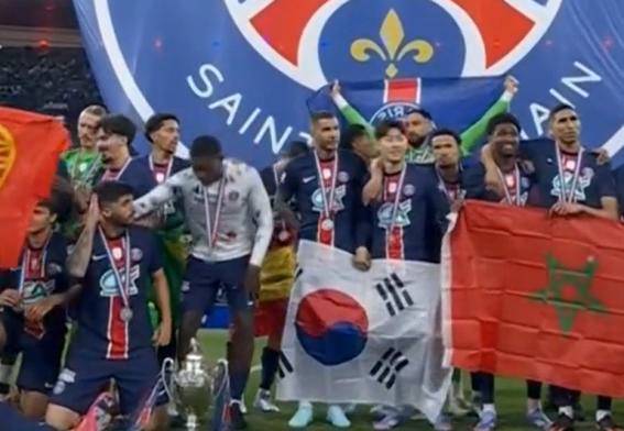[스포츠조선 강우진 기자]대한민국 국가대표 에이스인 이강인이 자신의 커리어 7번째 트로피를 수확했다. 우승을 확정 지은 순간 이강인은 태극기를 꺼내 들어 우승 세리머니를 펼쳤다. 팀 동료인 뤼카 에르난데스가 이강인과 함께 태극기를 잡고 세리머니를 도왔다.

이강인의 소속팀 파리 생제르망(PSG)는 25일(한국시각) 프랑스 생드니의 스타드 드 프랑스에서 2024~2025시즌 쿠프 드 프랑스 결승전에서 랭스에게 3대0으로 승리했다. 이로써 PSG는 해당 대회에서 2년 연속이자 통산 16번째 우승컵을 들었다. 사진=중계화면 캡처