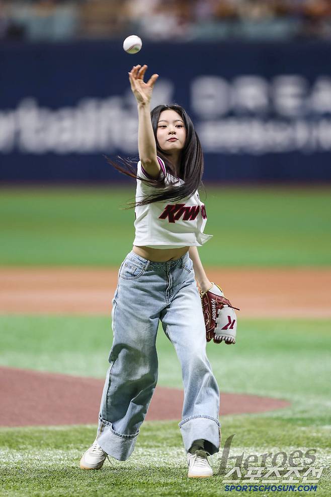 걸그룹 키키(KiiiKiii) 멤버 키야가 키움 히어로즈 유니폼을 입고 고척돔을 찾아 시구를 했다. <사진제공=키움>