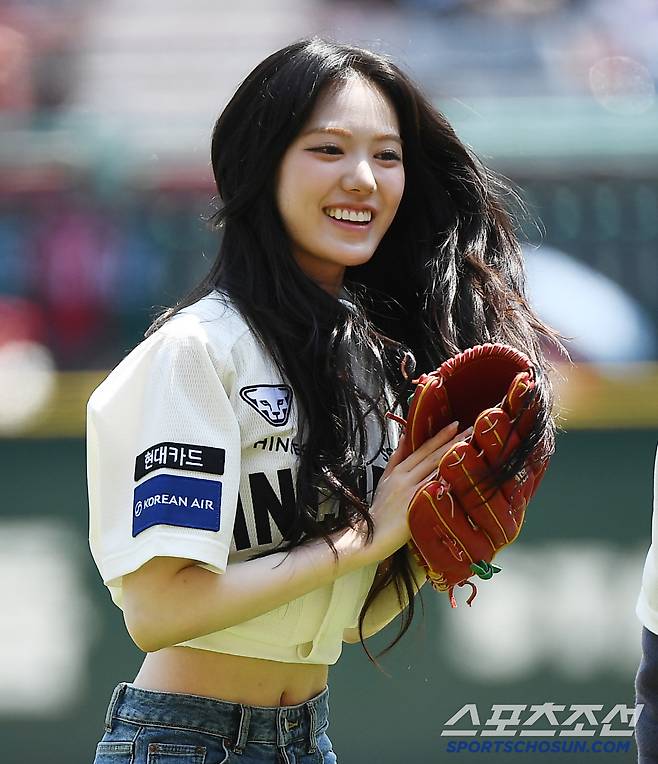 25일 인천 SSG랜더스필드에서 열린 LG-SSG전. 신인 걸그룹 키키 수이가 시구하고 있다. 있다. 인천=정재근 기자 cjg@sportschosun.com/2025.5.25/