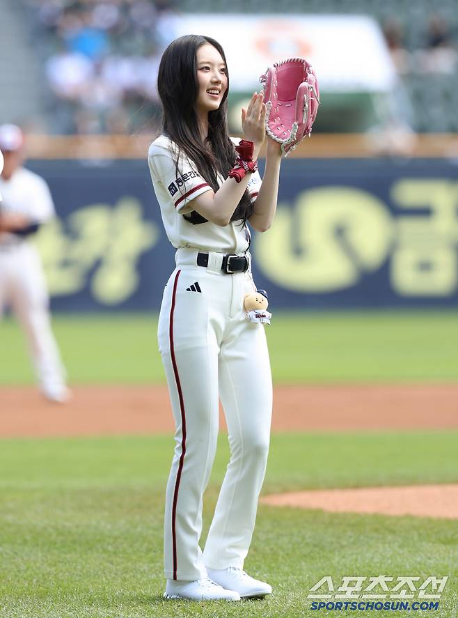 걸그룹 키키(KiiiKiii) 멤버 이솔은 두산 베어스 유니폼을 입고 시구를 위해 잠실구장을 찾았다. <사진 제공=두산 베어스>