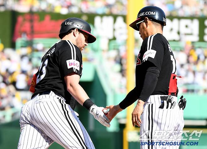 25일 인천 SSG랜더스필드에서 열린 LG-SSG전. 7회초 무사 오스틴이 솔로포를 친 후 송지만 코치의 축하를 받고 있다. 인천=정재근 기자 cjg@sportschosun.com/2025.5.25/