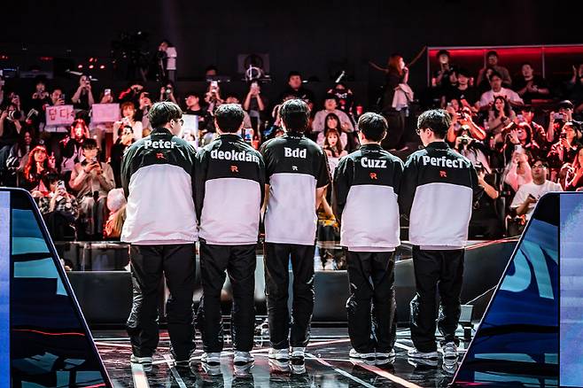◇KT롤스터 선수들이 지난 23일 LCK아레나에서 열린 농심 레드포스전에서 2대1로 승리를 거둔 후 관중들에게 인사를 하고 있다. 사진제공=LCK