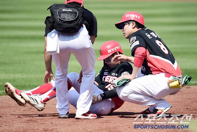 25일 대구 삼성라이온즈파크에서 열린 KBO리그 삼성과 KIA의 경기. 3회 내야땅볼 타구 후 1루를 향해 달리던 박정우가 햄스트링 부상을 당했다. 고통스러워하는 박정우. 대구=송정헌 기자songs@sportschosun.com/2025.05.25/