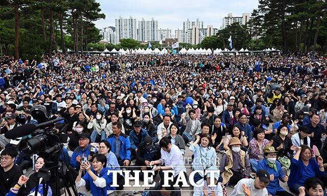 이재명 더불어민주당 대선 후보가 24일 오후 경기도 안양시 평촌중앙공원 집중 유세 현장을 찾은 가운데 지지자들이 이재명을 연호하고 있다. /안양=임영무 기자