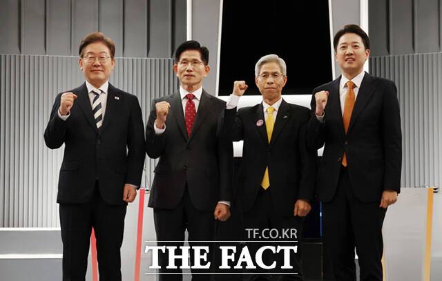 23일 서울 영등포구 KBS본관 스튜디오에서 열린 중앙선거방송토론위원회 주관 제21대 대통령선거 2차 후보자토론회 시작에 앞서 각 정당 대선 후보들이 기념촬영을 하고 있다. 왼쪽부터 이재명 더불어민주당, 김문수 국민의힘, 권영국 민주노동당, 이준석 개혁신당 대선 후보. /국회사진기자단