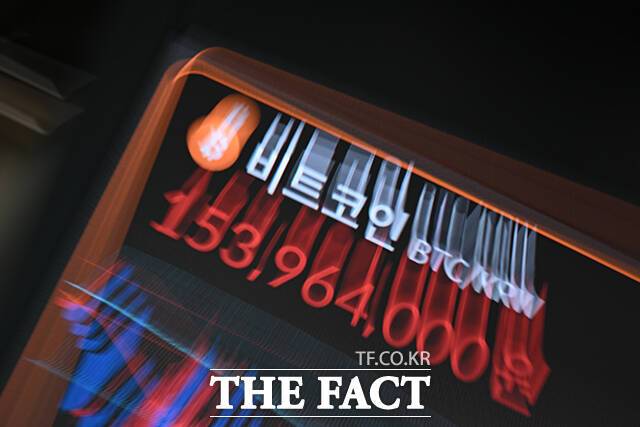 가상화폐 비트코인이 사상 최초로 11만 달러를 넘어선 22일 오후 서울 서초구 빗썸라운지 강남본점 전광판에 비트코인 시세가 표시돼 있다. /박헌우 기자