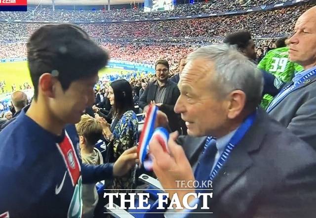 쿠프 드 프랑스 우승 메달을 받고 있는 PSG 이강인./쿠팡플레이