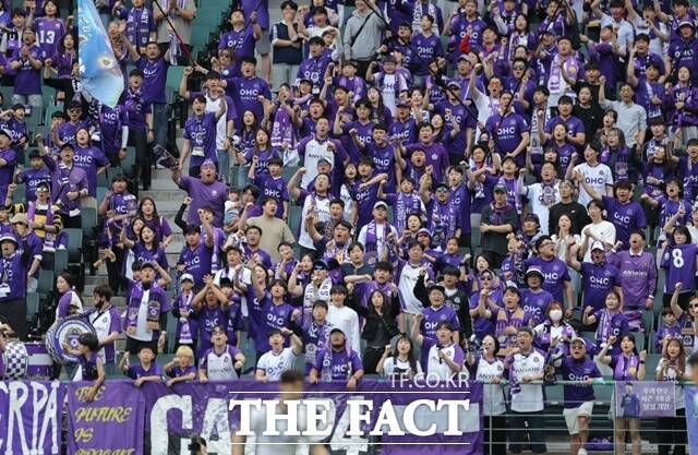 올 시즌 1부리그 승격 후 K리그1 관중동원에 힘을 불어넣고 있는 FC안양의 응원단./K리그