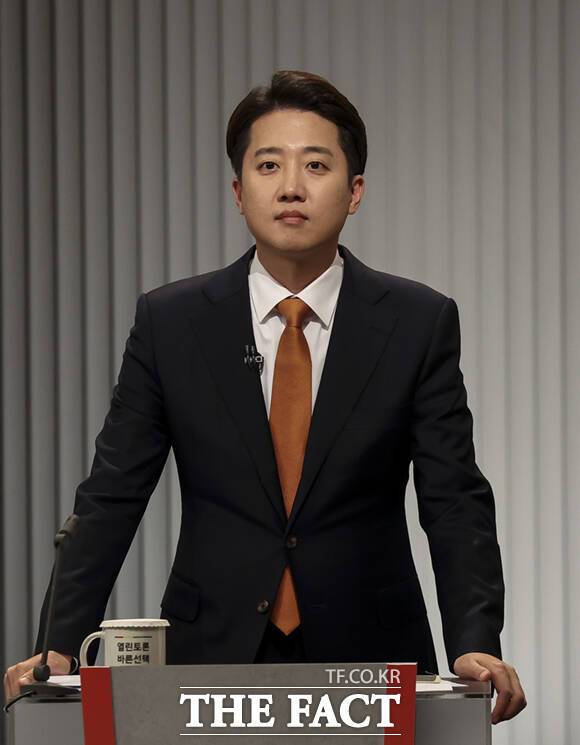 더불어민주당이 25일 이재명 대선 후보의 '시흥시 거북섬 웨이브파크' 관련 발언에 대해 "거북섬을 만들었다고 자랑했다"고 주장한 이준석 개혁신당 대선 후보를 공직선거법상 허위사실 유포 혐의로 고발하겠다고 밝혔다. /국회사진기자단