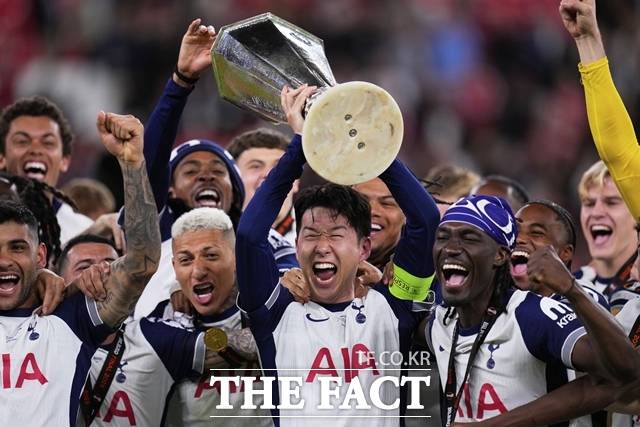 손흥민이 지난 22일 스페인 빌바오의 산 마메스 스타디움에서 열린 2024~2025 시즌 유럽축구연맹(UEFA) 유로파리그(UEL)에서 우승한 뒤 동료들과 함께 트로피를 들어 올리고 있다. /AP.뉴시스