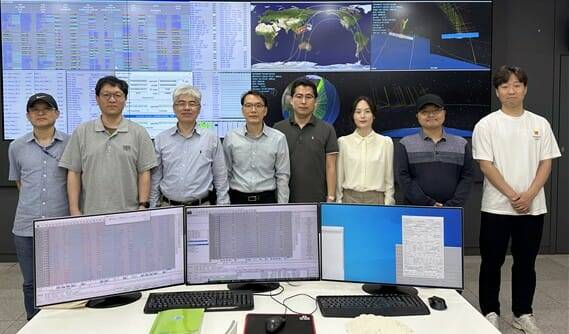 KAIST 지상국에서 찍은 우주연구원 차세대소형위성2호 연구진.