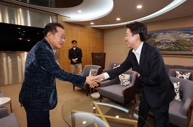 홍준표(왼쪽) 전 대구시장이 지난 10일 인천국제공항 제1여객터미널에서 미국 출국을 앞두고 배웅온 이준석 개혁신당 대선 후보와 악수를 하고 있다. /뉴시스