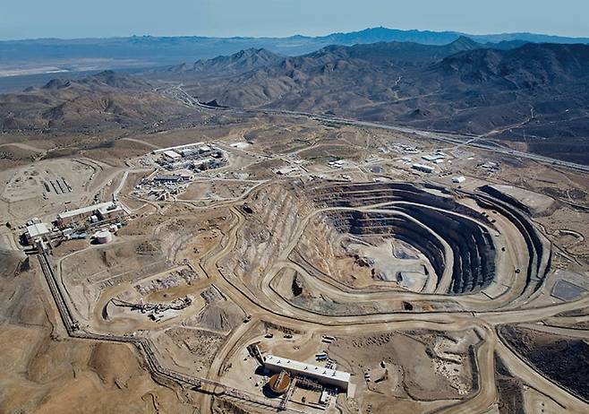 미 캘리포니아주 모하비사막에 있는 마운틴패스 희토류 광산의 2024년 항공사진 모습. 미국은 자국 내에 희토류 공급망을 구축해 이곳에서 생산된 희토류를 미국 내에서 정제해 제품으로 만들겠다는 계획이다. /뉴시스