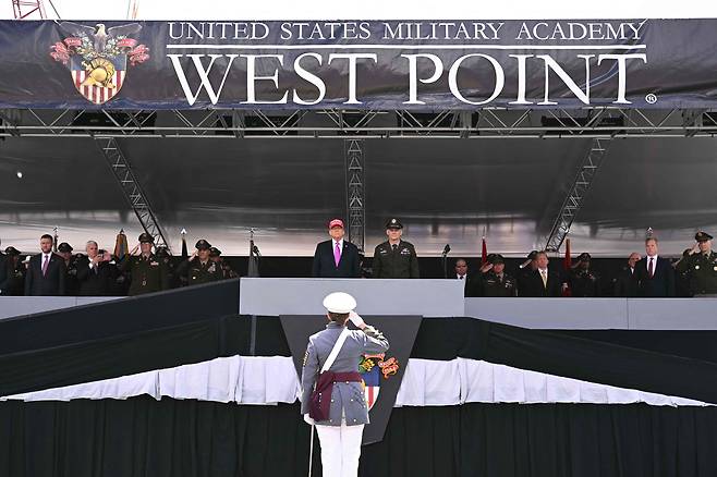 도널드 트럼프 미국 대통령과 미 육군사관학교 총장 스티븐 길랜드 중장이  24일 뉴욕 웨스트포인트에서 열린 2025년 미 육군사관학교 웨스트포인트 졸업식에서 졸업생 대표의 경례를 받고 있다./AFP 연합뉴스