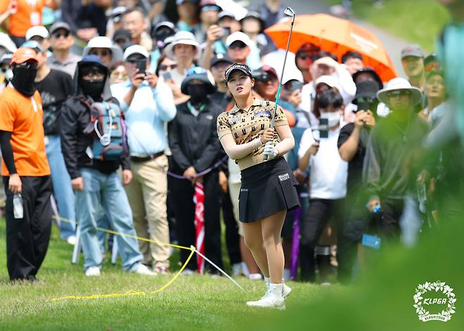 박현경이 25일 경기도 여주 페럼클럽에서 열린 KLPGA 투어 E1 채리티 오픈 3라운드 4번홀에서 많은 갤러리가 지켜보는 가운데 샷을 하고 있다./KLPGA