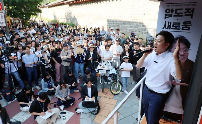 이준석 개혁신당 대통령 후보가 25일 서울 종로구 서순라길을 찾아 유세를 하고 있다. /뉴스1