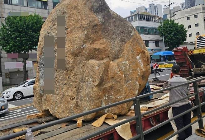 서울 신축 아파트 앞 거대 조경석이 옮겨지고 있다. /블라인드