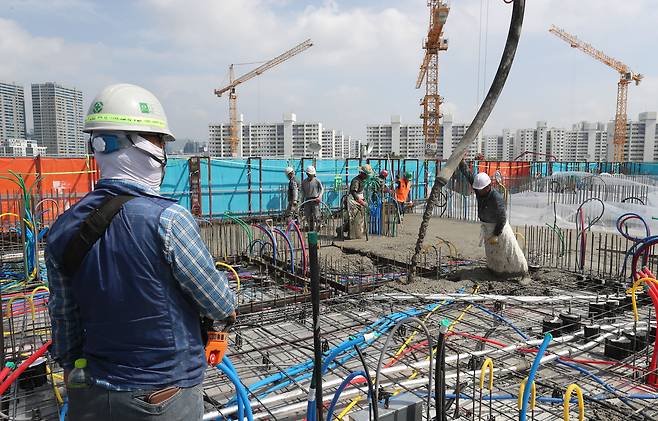 2023년 6월 2일 오후 경기도의 한 아파트 건설 현장에서 공사 관계자들이 타설 작업을 하고 있다. /조선DB