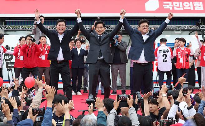 김문수 국민의힘 대통령 후보가 24일 경북 구미시 박정희 전 대통령 생가 인근에서 집중유세를 하고 있다./뉴스1