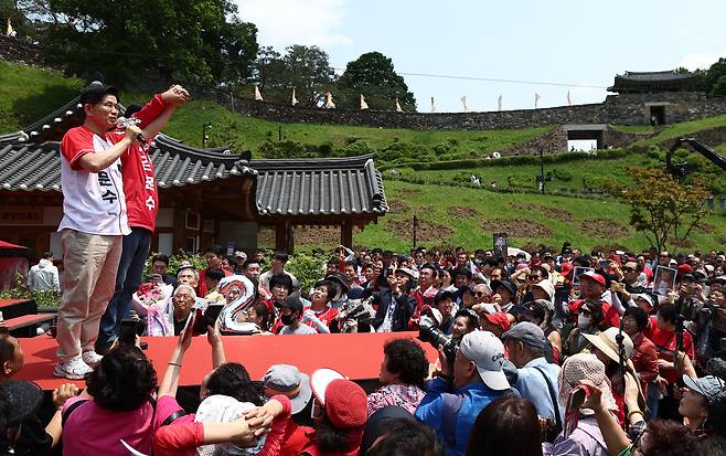김문수 국민의힘 대통령 후보가 25일 오후 세계문화유산인 충남 공주시 공산성 인근에서 유세를 하고 있다. /뉴스1