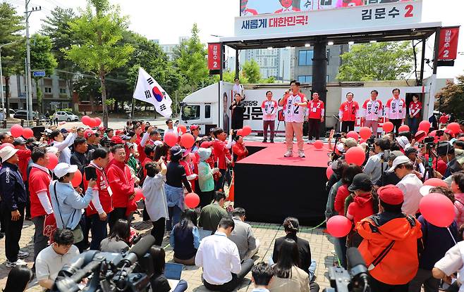 충남 논산 홈플러스 앞에서 유세 중인 김문수 국민의힘 대선 후보. 김영태 기자