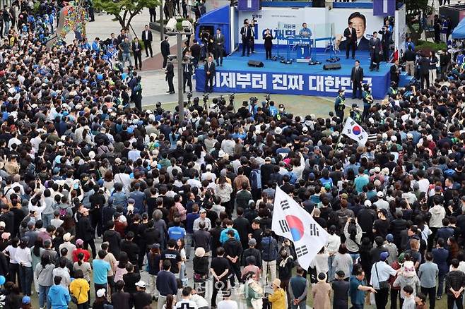 이재명 더불어민주당 대선 후보가 지난 24일 오후 경기도 시흥시 아브뉴프랑스센트럴광장에서 유세하고 있다. ⓒ데일리안 홍금표 기자