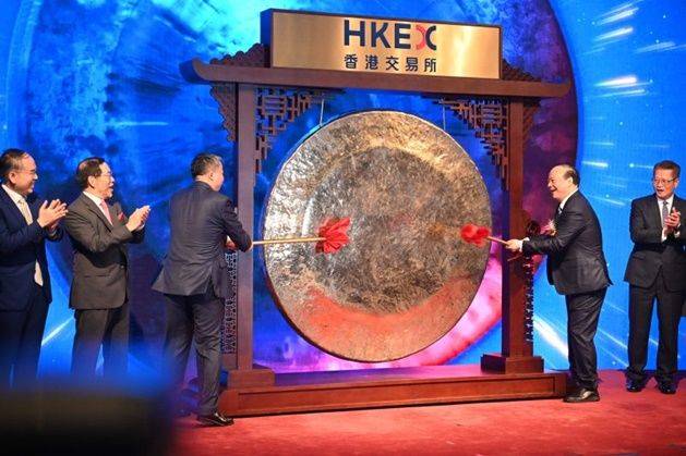 세계 최대 배터리 업체인 중국의 닝더스다이(CATL)의 쩡위췬 창업자 겸 회장(오른쪽 두 번째)이 지난 20일 CATL의 홍콩증권거래소 주식시장 상장을 알리는 대형 징을 치고 있다. ⓒAFP/연합뉴스