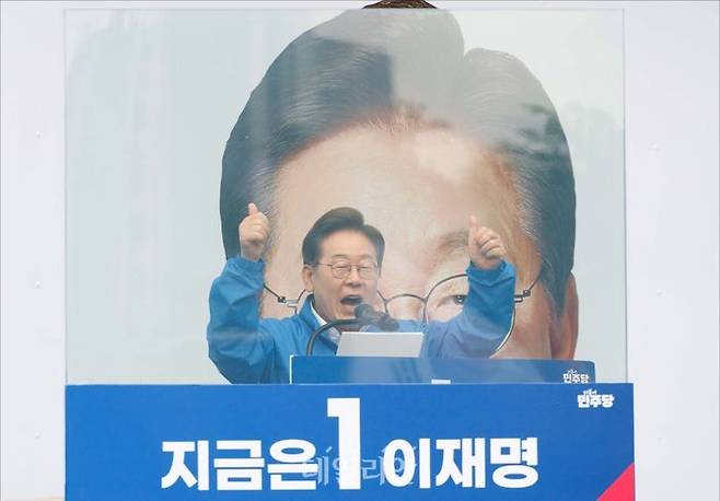 이재명 더불어민주당 대선 후보가 지난 19일 오후 서울 영등포구 타임스퀘어 앞에서 열린 유세에서 지지를 호소하고 있다. ⓒ데일리안 홍금표 기자