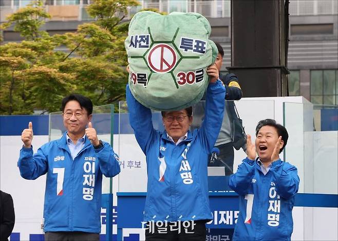 이재명 더불어민주당 대선 후보가 지난 24일 오후 경기 시흥시 배곧 아브뉴프랑 센트럴 광장에서 열린 시흥시 유세에서 유권자들에게 지지를 호소하고 있다. ⓒ데일리안 홍금표 기자